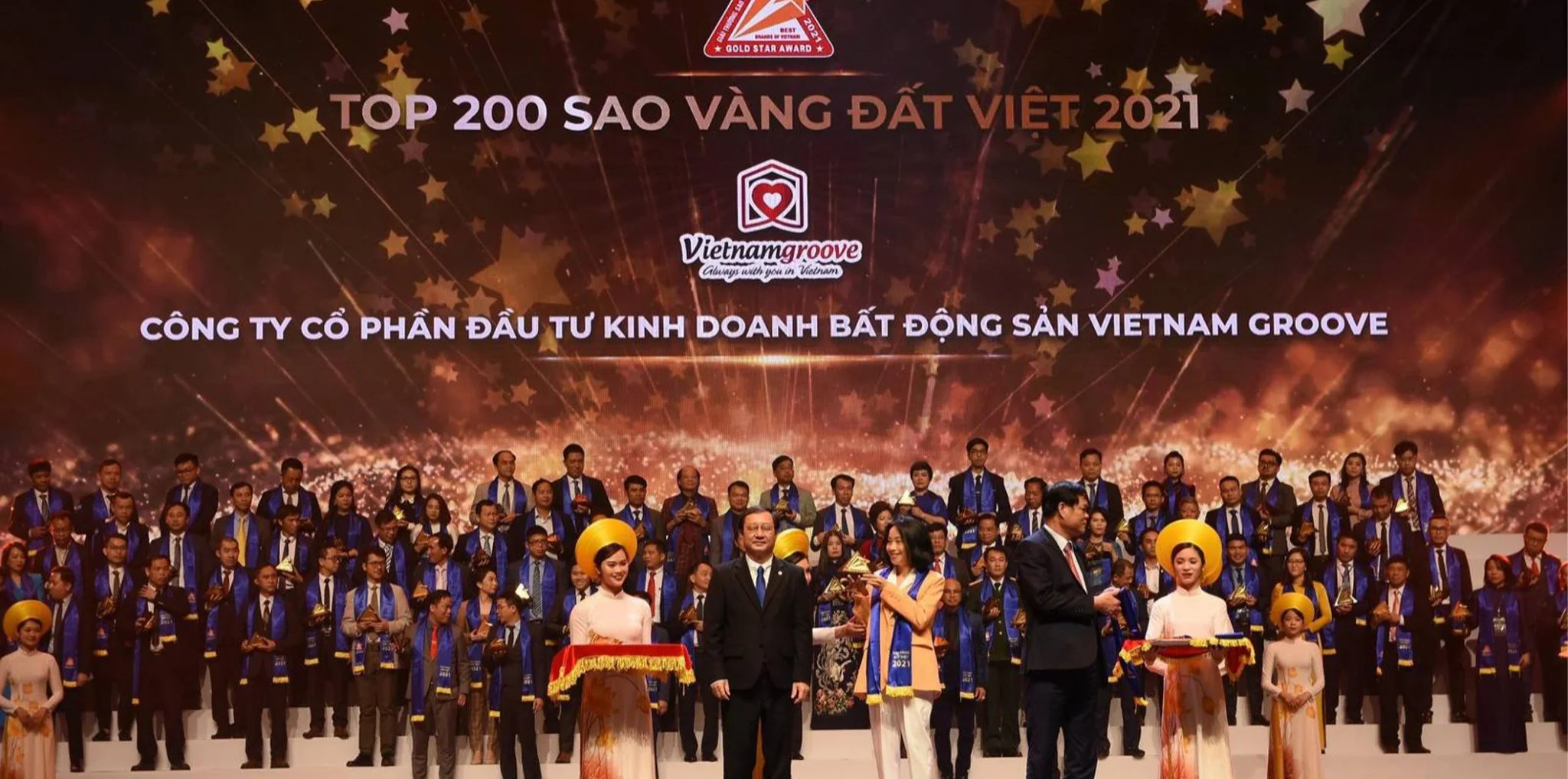 Nhận giải thưởng Sao Đỏ – Doanh nhân trẻ Việt Nam tiêu biểu năm 2022
 Giải thưởng 2022